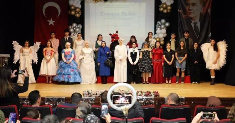 Karasu Lise Öğrencileri Atık Malzemelerden Moda Defilesi Düzenledi