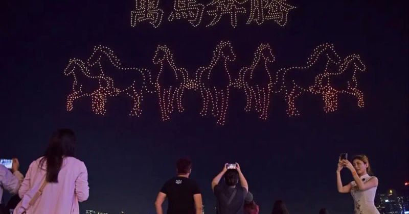 Hong Kong'da Çin Yeni Yılı için Drone Işık Gösterisi Düzenlendi