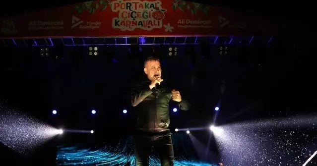 Haluk Levent, 14. Uluslararası Portakal Çiçeği Karnavalı'nda Sahne Aldı