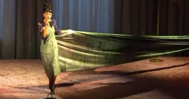 Lily Allen’dan Eski Eşi David Harbour’a Fatura Elbisesiyle Sert Gönderme