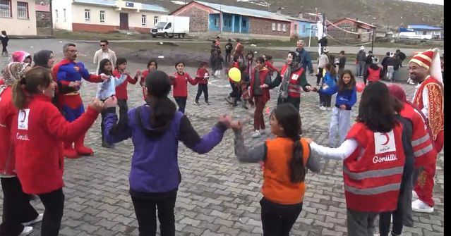 Kızılay Ardahan Şubesi Oyuncaksız Çocuk Kalmaması İçin Etkinlik Düzenledi