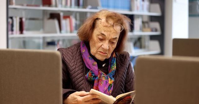 82 Yaşındaki Emekli Öğretmen Tomris Turan 73 Yıldır Kitap Tutkusunu Sürdürüyor