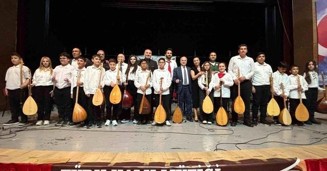 Ceyhan'da Bağlama Kursu Mezunları İlk Konserlerini Verdi