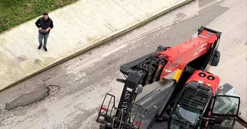 Edirneli Kepçe Operatörü Sevgililer Günü'nü Unutup İş Makinesiyle Sürpriz Yaptı