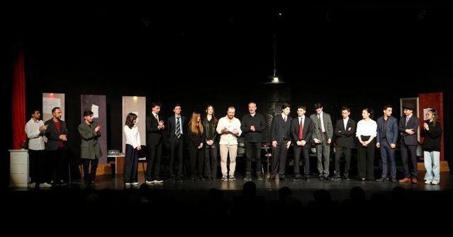 Erzurum Lisesi Öğrencilerinin "12 Öfkeli" Tiyatrosu Büyük Beğeni Topladı