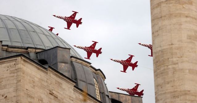 Türk Yıldızları Konya'da Muhteşem Gösteri Uçuşu Gerçekleştirdi