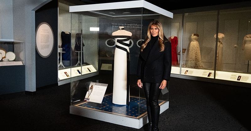 Melania Trump, Yemin Töreninde Giydiği Elbiseyi Ulusal Amerikan Tarihi Müzesi'ne Bağışladı