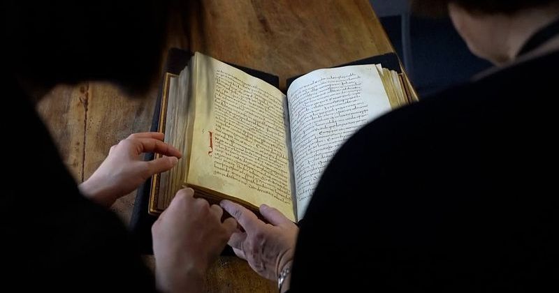 Roma Kütüphanesinde 9. Yüzyıla Ait En Eski İngiliz Şiiri Elyazması Bulundu