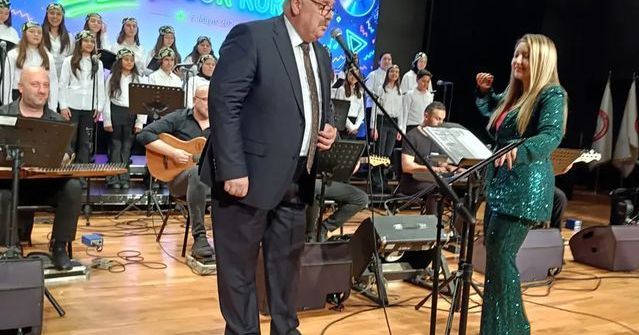Zonguldak'ta Okul Müdürü İbrahim Uğur, Barış Manço Şarkısıyla Büyük Beğeni Topladı