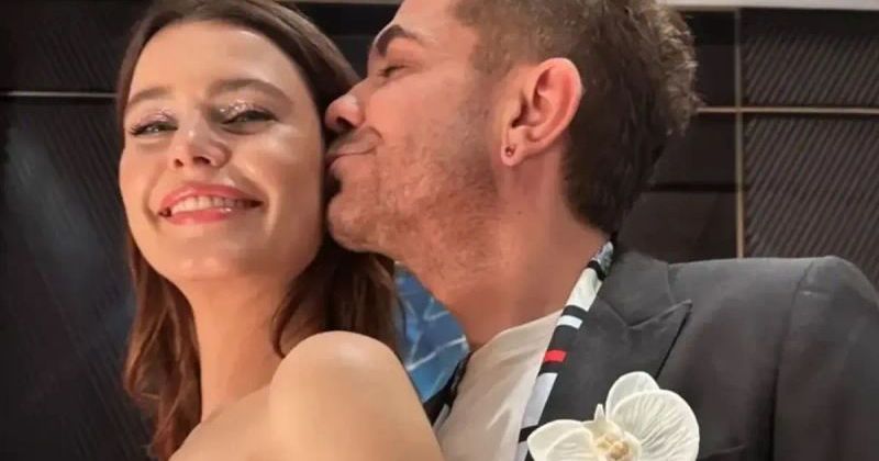 Kenan Doğulu'dan Beren Saat'e Sahnedeki Aşk Dolu Kutlama