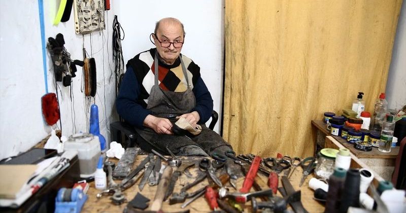 Hüseyin Çalık, Giresun'da 55 Yıllık Ayakkabı Tamirciliğinde Vefasını Duvarlara İşliyor