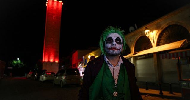 Adana'da 'Adanalı Joker' Kostümüyle Sokak Performansları Sergileniyor