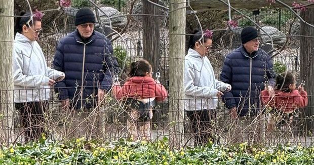 82 Yaşındaki Robert De Niro, 3 Yaşındaki Kızıyla Çocuk Parkında Vakit Geçirdi