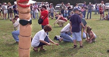 İngiltere'deki Festivalde Yarışmacılar Solucanları Topraktan Çıkarmak İçin Yarıştı