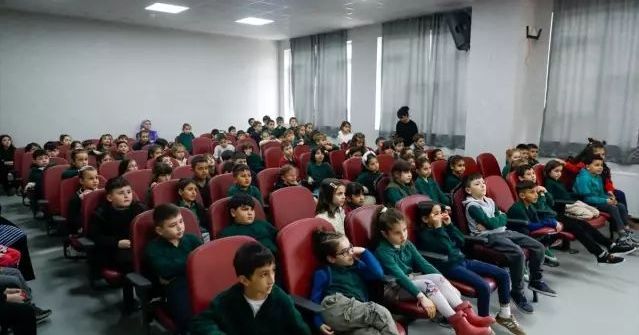 İlkadım Belediyesi'nden Tiyatro Haftası Etkinliğiyle Öğrencilere Sanat Desteği