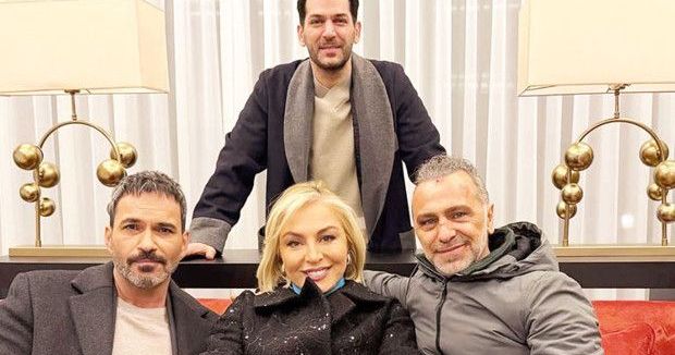 Gülenay Kalkan ve Oyuncu Kadrosu Set Arasında Aile Pozu Verdi