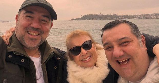 Ata Demirer ve Ünlü İsimler Annelerini Boğaz Manzarasında Kutladı