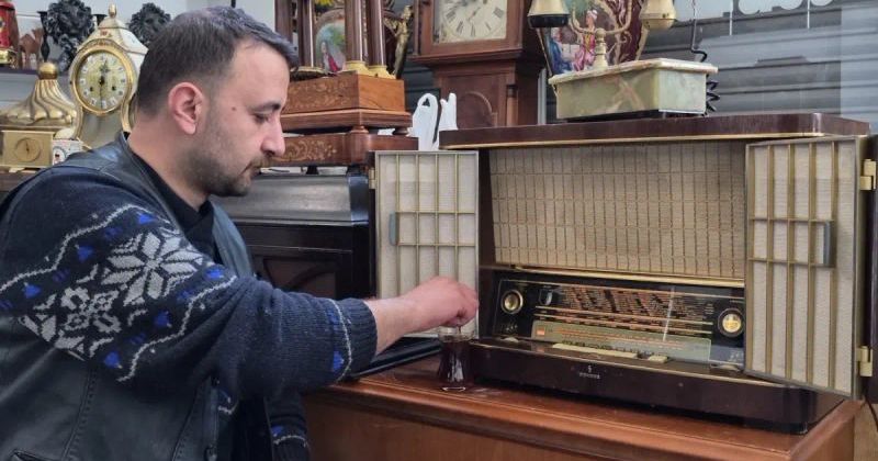Malatyalı Erkek Kuaför, Hediye Edilen Antika Radyo ile Mesleğini Bırakıp Antikacı Oldu