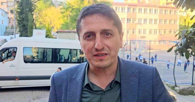 Zonguldak'ta '90'lar Konseri'nde Okul Müdürünün Performansı Sosyal Medyada İlgi Gördü
