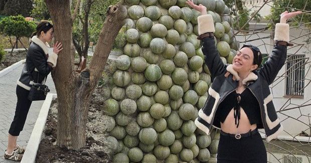 Melis Sezen, İspanya'nın Torvizcón Kasabasını Ziyaret Etti ve Şeref Defteri'ni İmzaladı