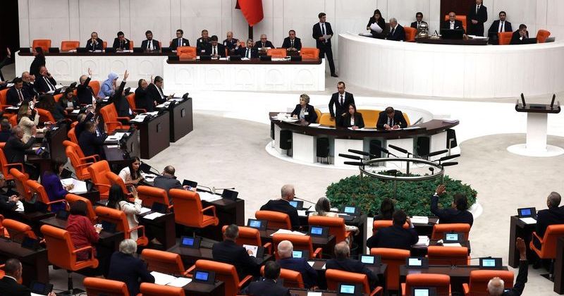 Doğum İzni Uzatıldı, 15 Yaş Altı İçin Sosyal Medya Düzenlemeleri Yasalaştı