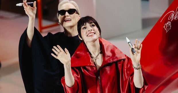 Anne Hathaway'e Londra Galasında Kur'an-ı Kerim Hediye Edildi