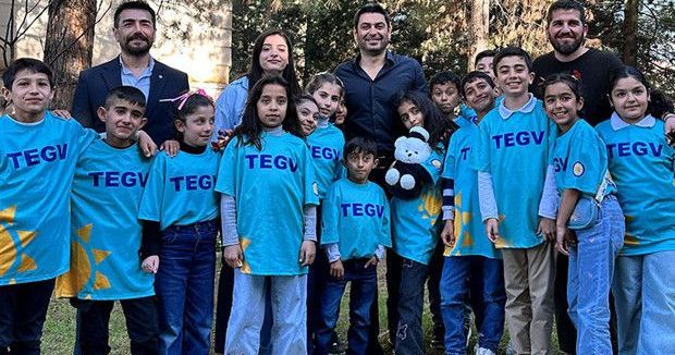 Ozan Akbaba ve Oyuncular TEGV Çocuklarını 'Uzak Şehir' Setinde Ağırladı