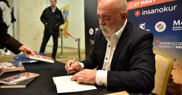 Ercan Kesal, Kepez Kitap Fuarı'nda Edebiyat ve Oyunculuk Üzerine Konuştu