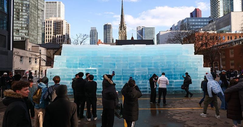 Drake'in 'ICEMAN' Projesi Toronto'da Buz Heykeliyle Duyuruldu