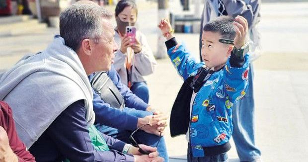 Çin'de Türk Doktorla İngilizce Konuşan Çocuk Viral Oldu