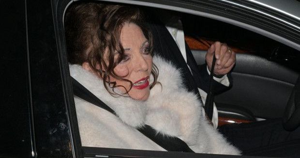 92 Yaşındaki Joan Collins, Yeni Filminde Wallis Simpson'ı Canlandırıyor ve Emekli Maaşı Alamadığı İçin Çalışmaya Devam Ediyor