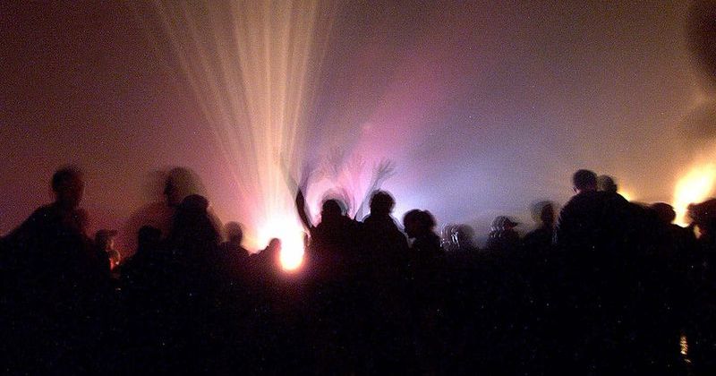 Fransa'da Yasaklı Askeri Bölgede Binlerce Kişi İzinsiz Rave Partisine Katıldı