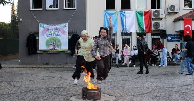 Bursa Uludağ Üniversitesi'nde Geleneksel Hıdırellez Bahar Şenliği Coşkuyla Kutlandı