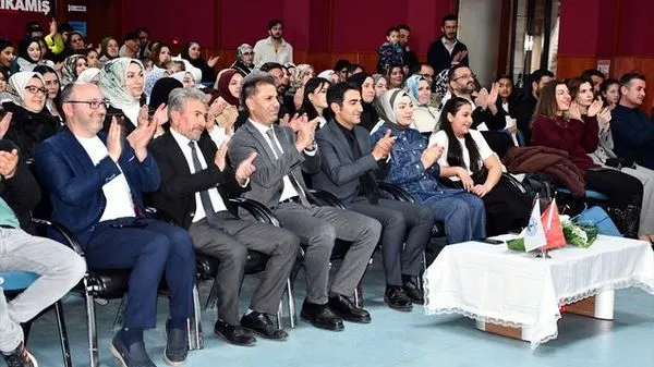 Sarıkamış'ta Minik Piyanistler Anneler Günü İçin Sahne Aldı