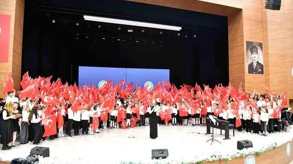 Balıkesir'de 300 Çocuk Ortak Sahnedeydi