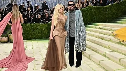 Anne Hathaway, Emily Blunt ve Serena Williams 2026 Met Gala Kırmızı Halısında Bir Araya Geldi