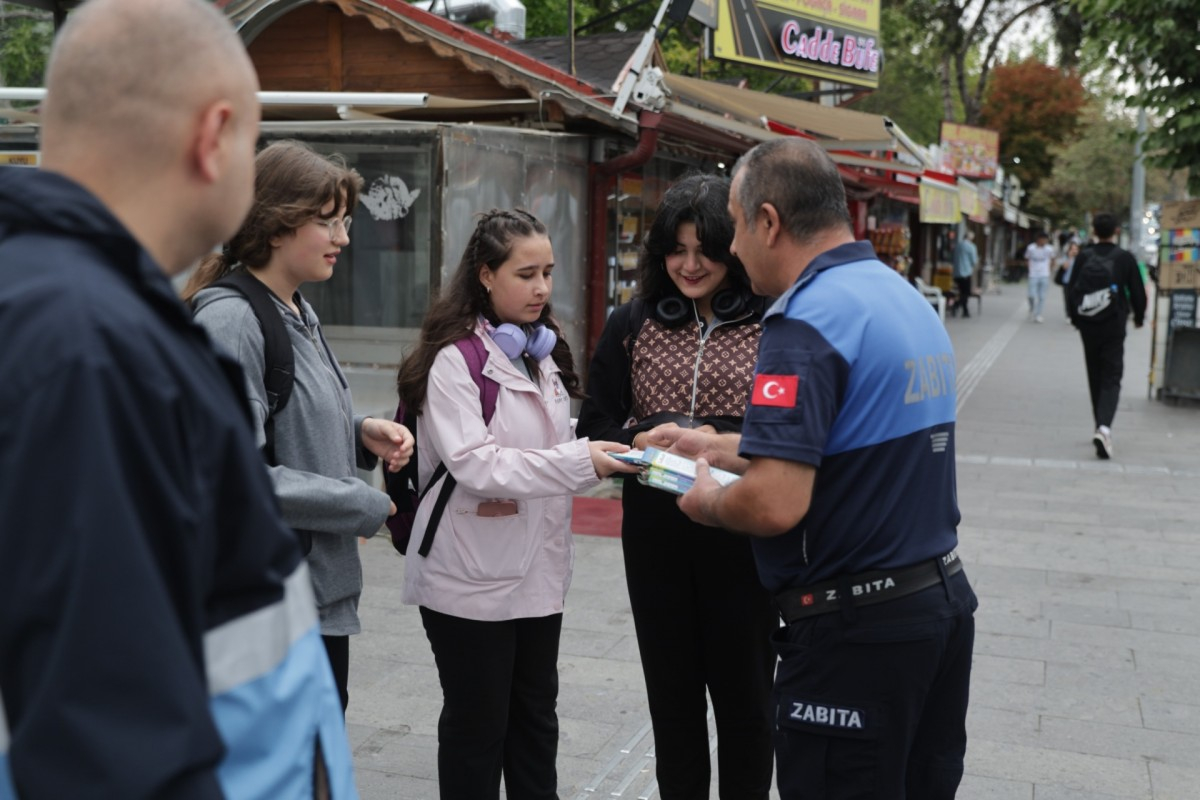 Başkan Arı, Öğrencilere Sürpriz Kalem Dağıttı