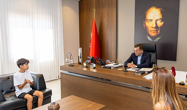 Başkan Abdullah Özyiğit, minik çevreci Aras Kayretli ile buluştu