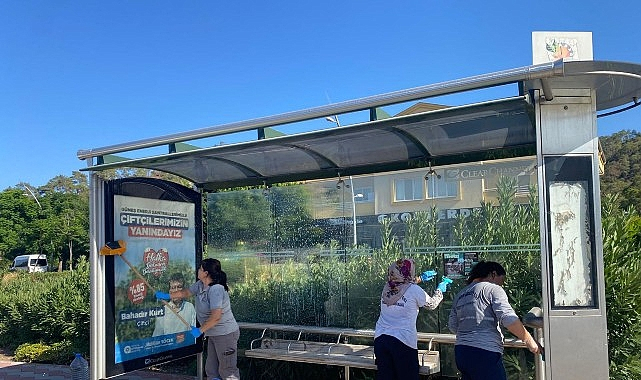 Kemer'de otobüs durakları temizleniyor