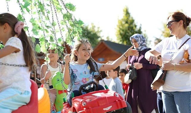 Küçükçekmece'de 90'lar konseptli Yaza Veda Festivali büyük ilgi gördü