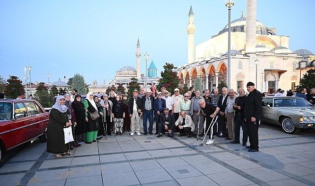 Konya Büyükşehir'den Huzurevi'ndeki Büyüklerimize Klasik Araçlar ve Açık Hava Sinemasıyla Nostaljik Sürpriz