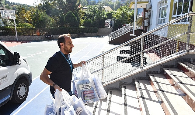 Kadıköy Belediyesi'nden İlkokul Öğrencilerine Kırtasiye Desteği