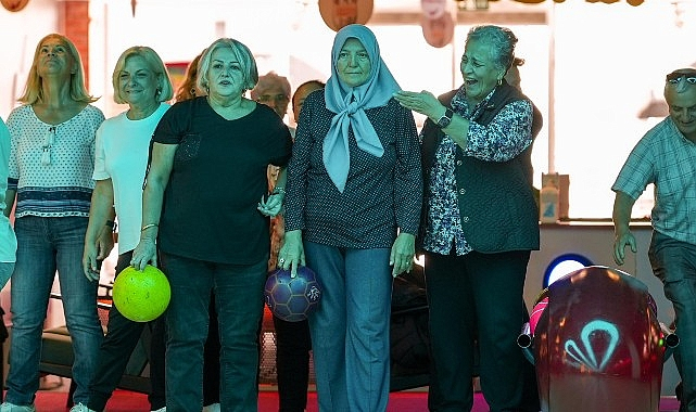 Maltepe'de Yaşlılar Günü'nde Bowlingle Eğlendiler