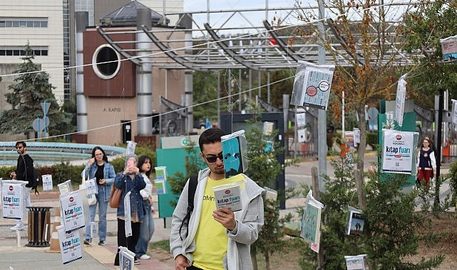 Kocaeli Üniversitesi'nde kitaplar dalından toplandı