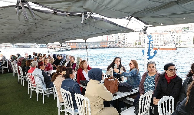 Küçükçekmeceli kadınlar İstanbul Boğazı'nda