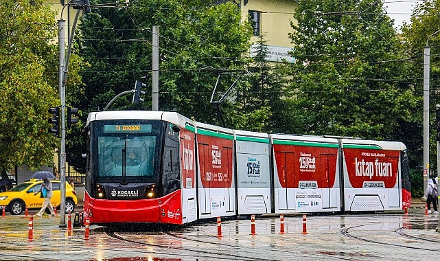 Tramvaylar Kitap Fuarı'na özel giydirildi