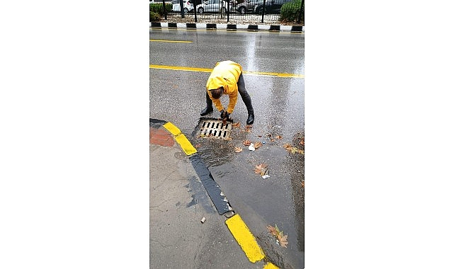 Büyükşehir ve MASKİ Ekipleri Yağmur için Sahada