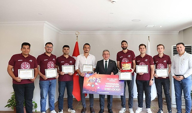 TEKNOFEST kapsamındaki yarışmalarda derece elde eden DEÜ'lü öğrenci ve akademisyenler, tebrik belgelerini DEÜ Rektörü Prof. Dr. Bayram Yılmaz'ın elinden aldı.