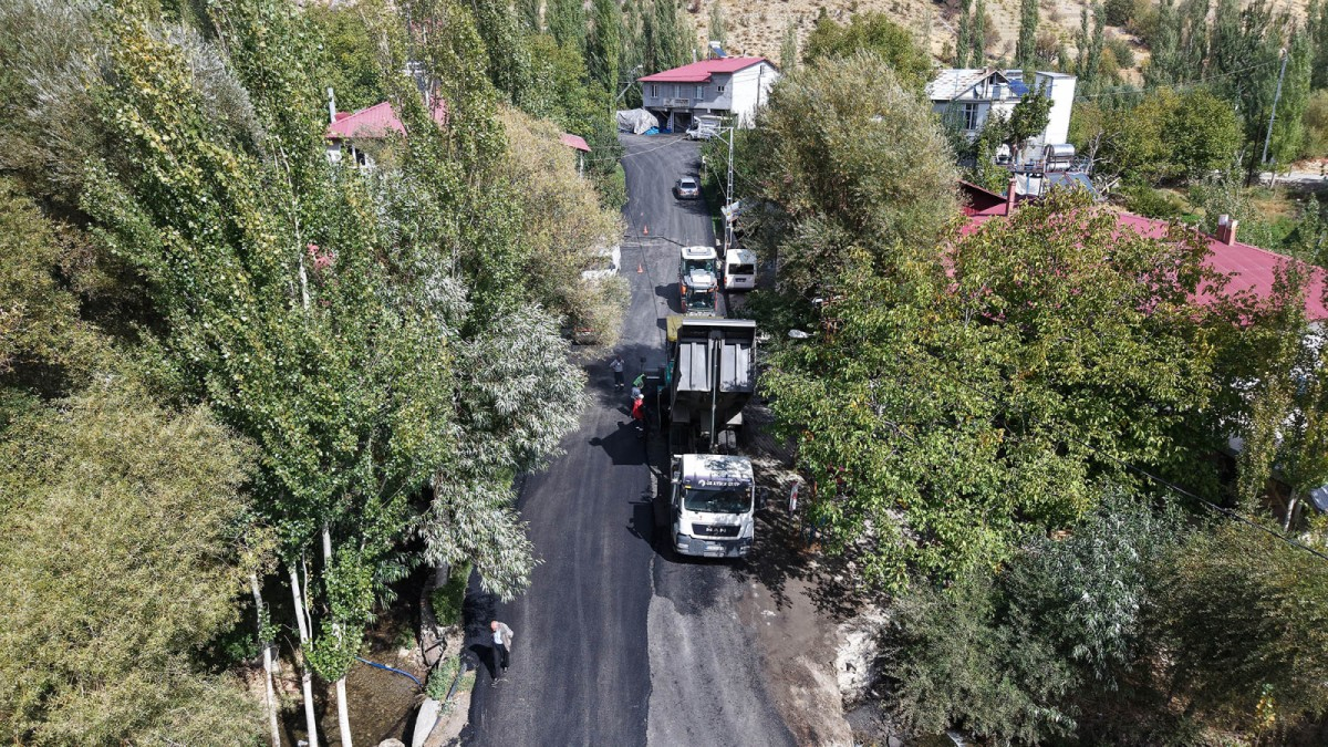 Çağlayancerit’te 2,5 Kilometrelik Yol Sıcak Asfaltla Yenileniyor
