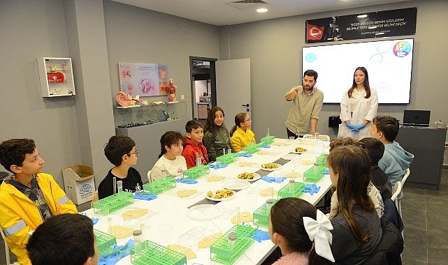 Nilüfer'de Çocuklar Muzdan DNA İzolasyonu Deneyi Yaptı